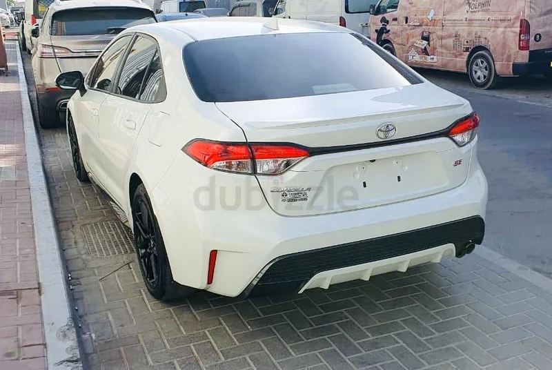 تويوتا كورولا SE 2.0 (نسخة رياضية) مع نظام مساعد التحكم التلقائي في السرعة بالرادار، ومساعدة في الحفاظ على المسار، إلخ.63148650511490113