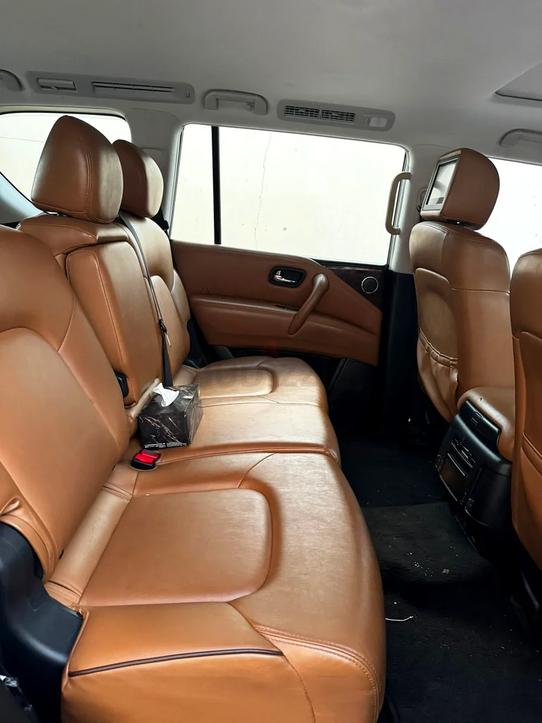 Nissan patrol se platinum city silver clout with tan interior63156990084482114