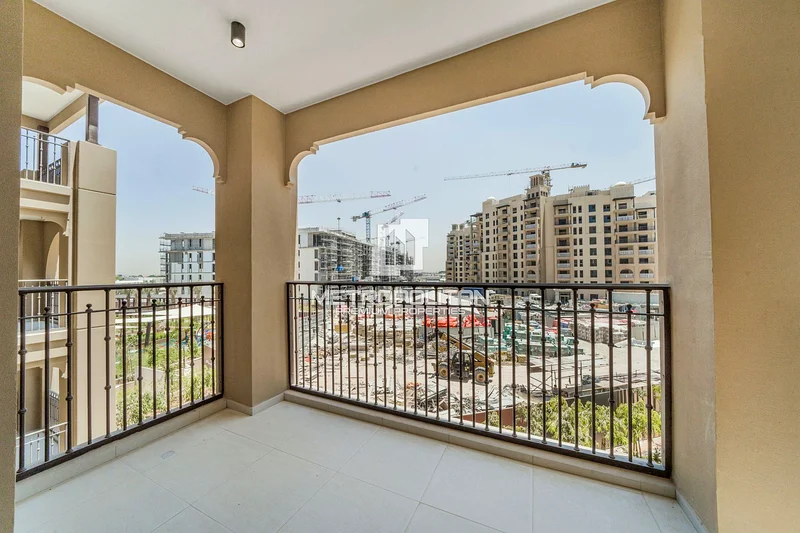 Spacious Unit | Open Plan | Sleek Design63730615979521112
