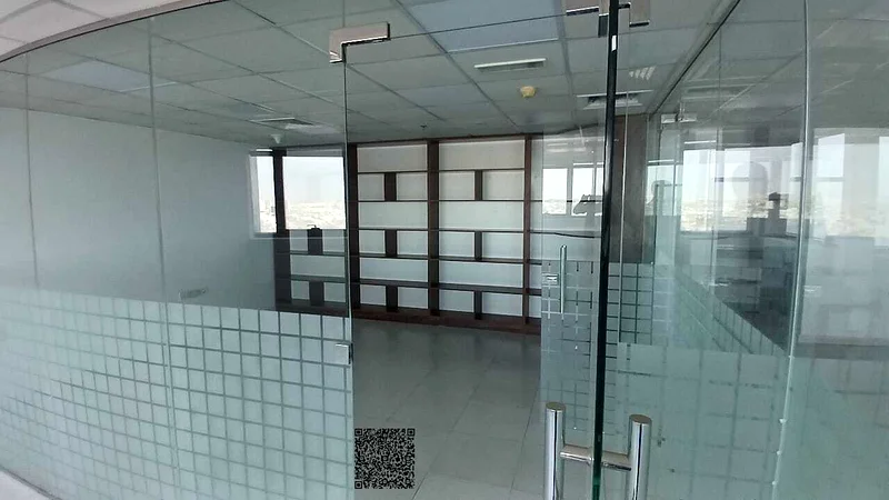 EMPTY OFFICE SEA VIEW FOR SALE WITH PARKING AND GLASS PARTITIONS VERY63184692638849114