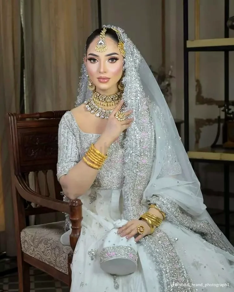 Glamorous Traditional Wedding Dress with Exquisite look63241669722370111