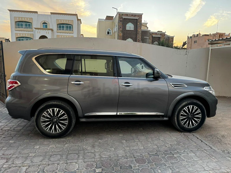 Nissan patrol se platinum city silver clout with tan interior63156990084482111