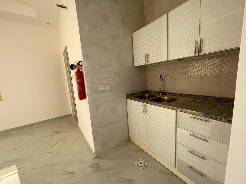 فرصة استثمار رائعة! مبنى بسعر جيد مع توفر جميع الخدمات.63194576426242113