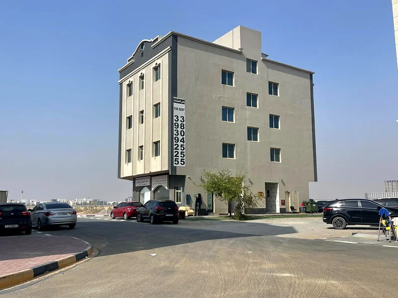 مبنى تجاري وسكني من طابق أرضي وثلاثة طوابق للبيع في عجمان العيا63196120446979111