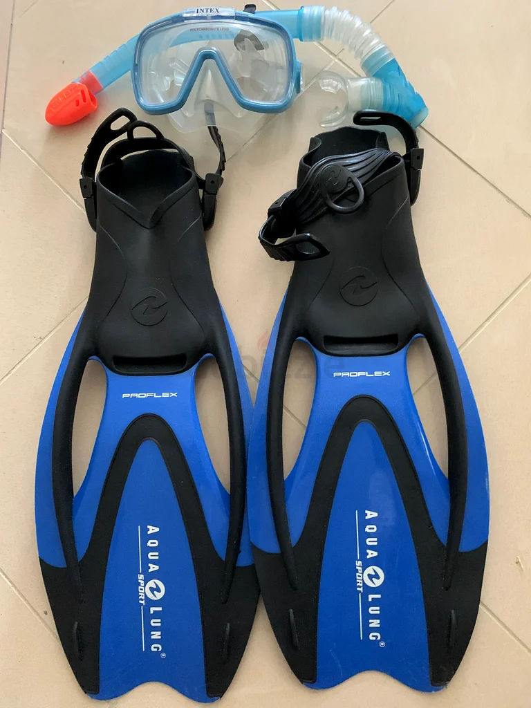 Teens swimming fins and goggles63242691546243111