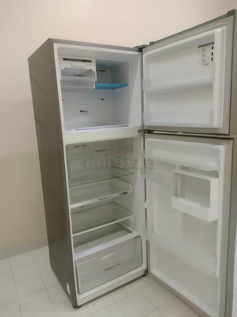 ثلاجة فولاذية لا مكياكة واسعة وعصرية للبيع!63168998285441114