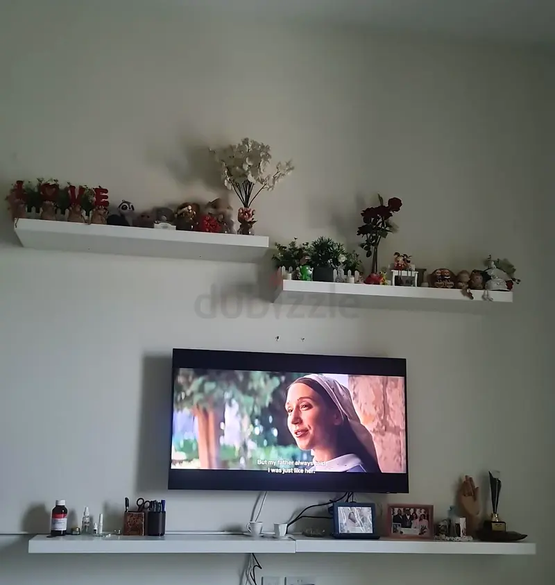 Stylish Wall-Mounted TV Unit with Decorative Shelves