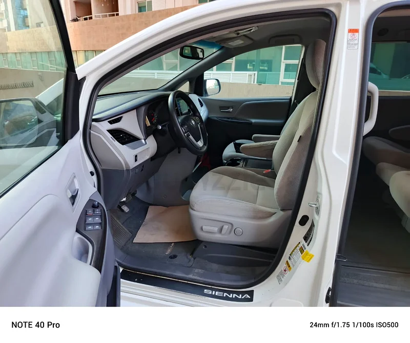 Toyota sienna Le 2015 excellent condition63166630483585113