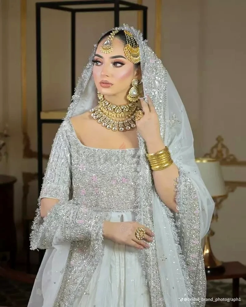 Glamorous Traditional Wedding Dress with Exquisite look63241669722370113