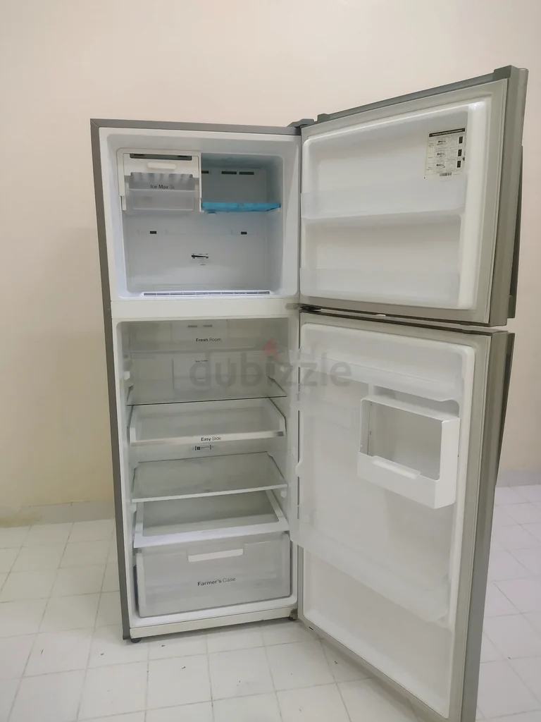ثلاجة فولاذية لا مكياكة واسعة وعصرية للبيع!63168998285441113