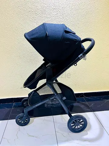 Sleek and Stylish Stroller for Your Little One!