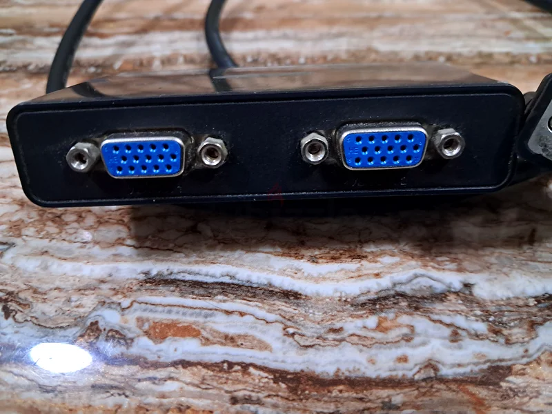 محور/مُقسّم VGA لتوصيل الحاسوب/الشاشة/التلفاز الذكي من UGREEN63260749216001114