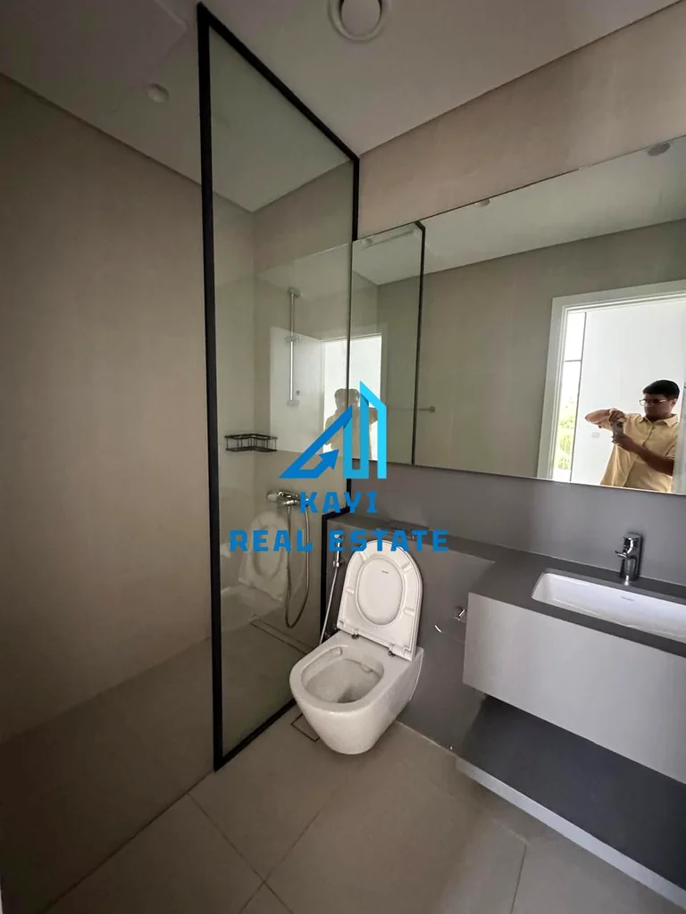 شقة أنيقة مكونة من غرفتين نوم مع حديقة وشرفتين | 2200 قدم مربع | سينديان مسار | 110 ألف درهم63298144148737113