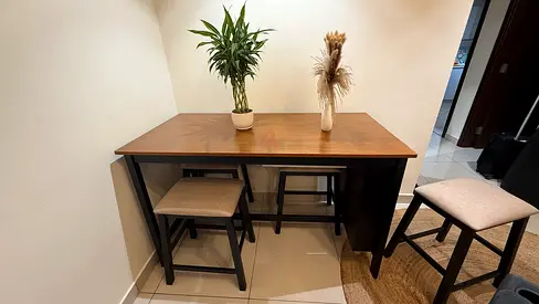 Bar dining table with 4 stools