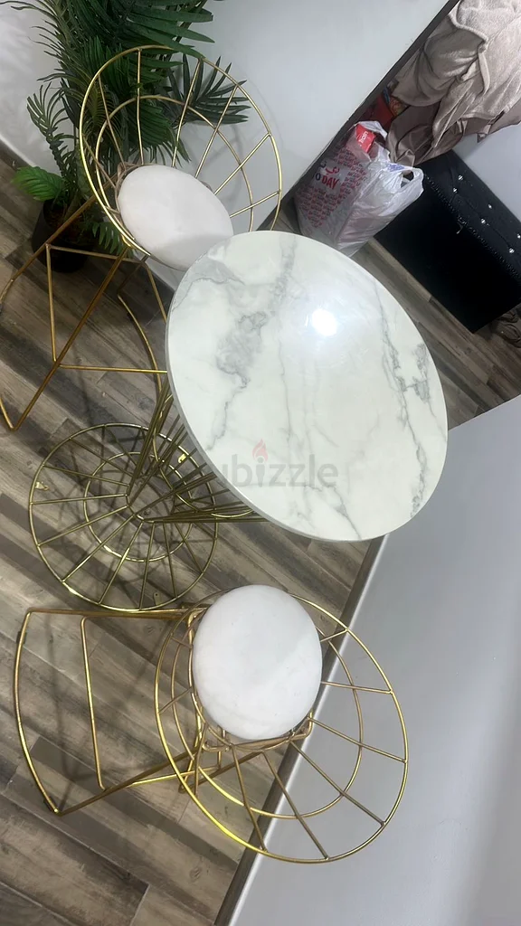 طاولة بار أنيقة باللون الذهبي والأبيض مع طقم63189625577089112