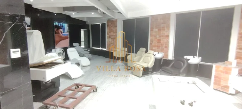 مكتب تجاري للبيع في أجمل مناطق الشارقة بإطلالة خلابة على البحيرة63184684323457111