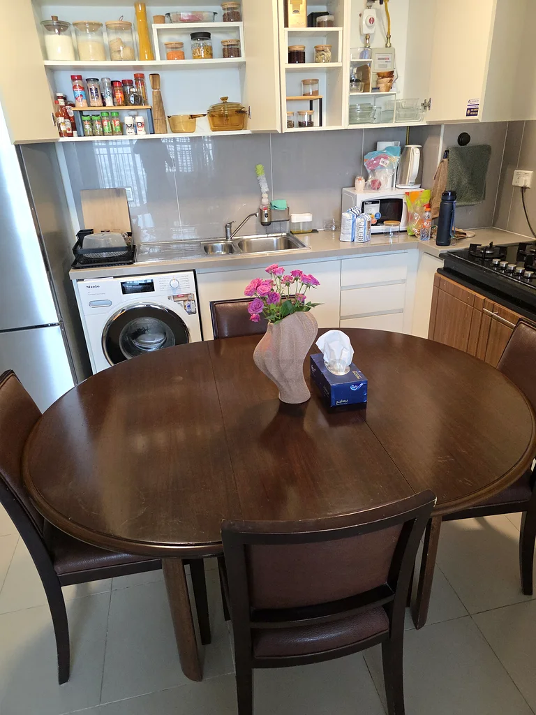 Dining Table with 4 Chairs – Solid Wood – Great Condition63216833446403111
