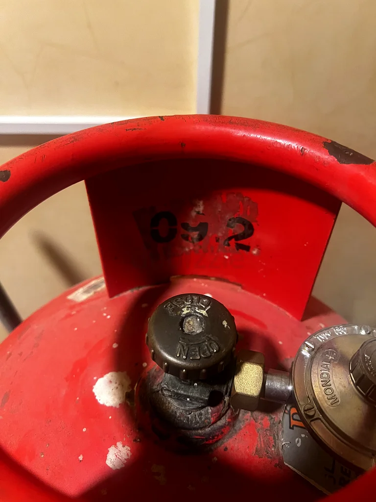 Gas cylinder large for sale (still full)63252951829506112