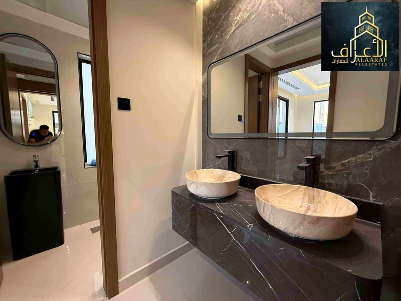 للبيع في عجمان، طابقان وسطح، مقابل قصر الشيخ، قرب السوق الصيني، ملكية حرة63170847872003113