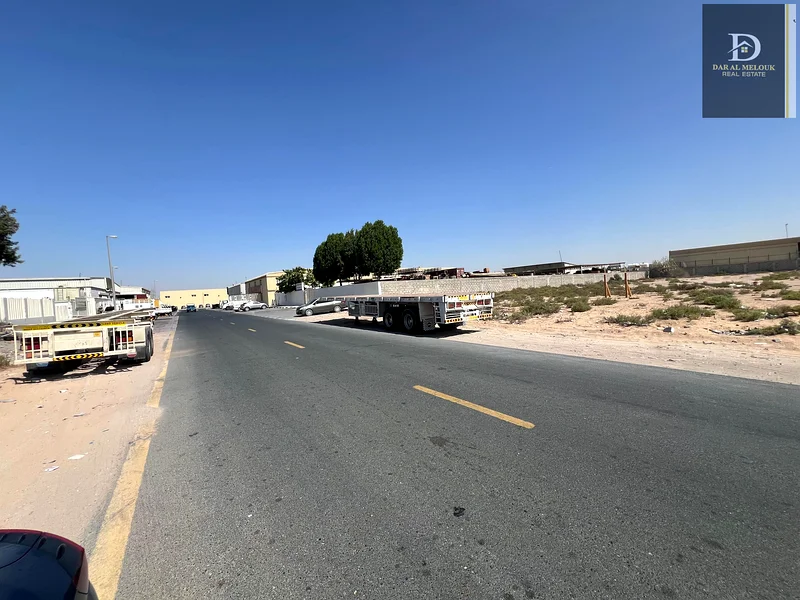 For sale in Sharjah  Al Sajaa Industrial Area  Plot of land in a prime location  Very close to all services  Block 7 on a tarred road  Owned by all Ar63195071742209111