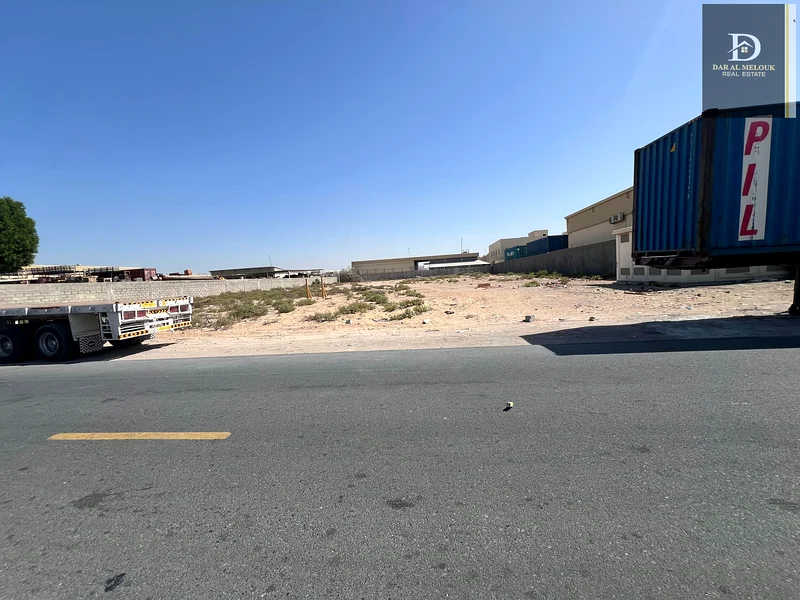 For sale in Sharjah  Al Sajaa Industrial Area  Plot of land in a prime location  Very close to all services  Block 7 on a tarred road  Owned by all Ar63195071742209112