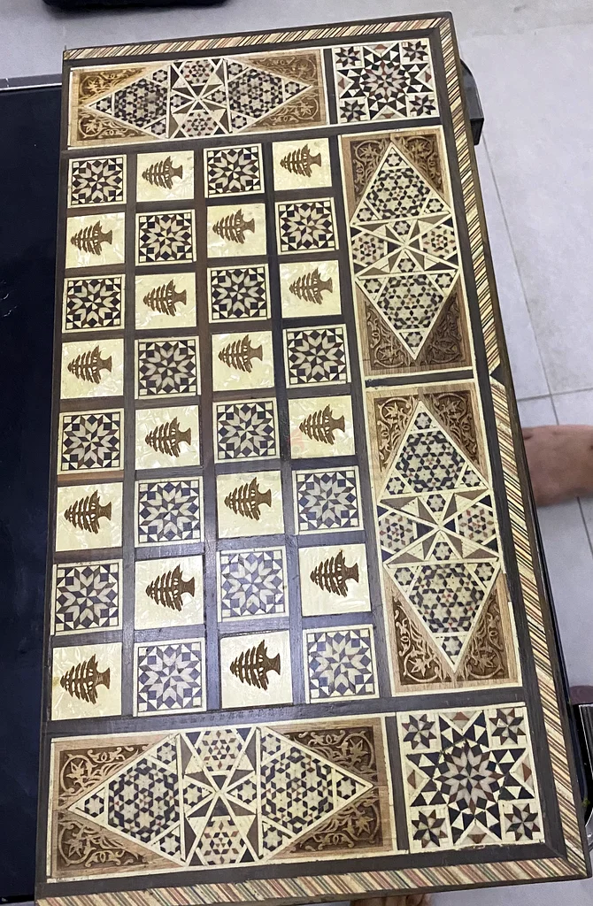 منقوش يدويًا باغامون63247758714883111