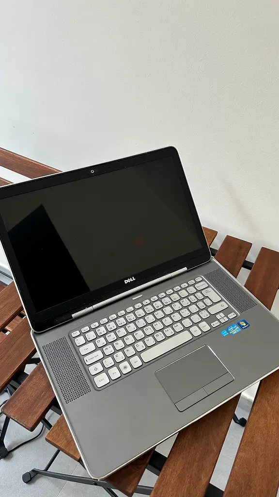 Dell laptop63256076652674112