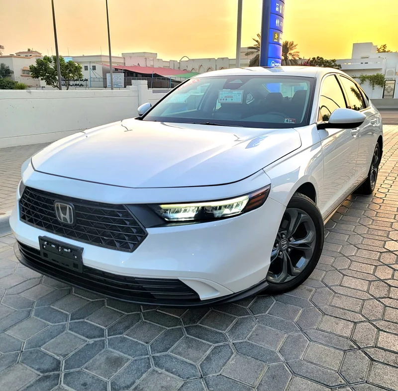 2023 أكورد هوندا EX، أبيض على أسود63173118710659111