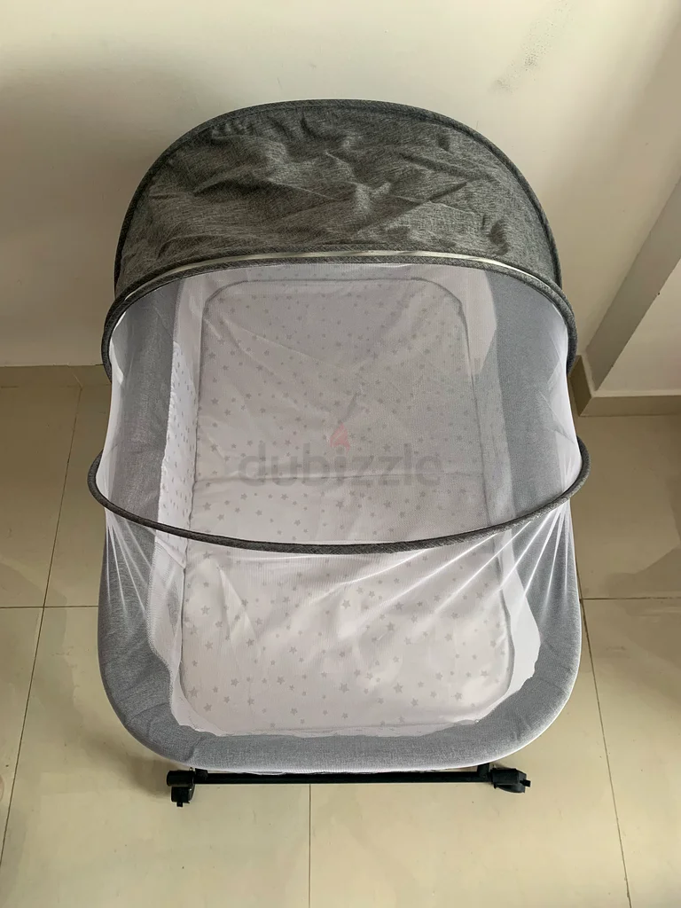 Cozy Baby Bassinet with Convenient Wheels63205364184194111