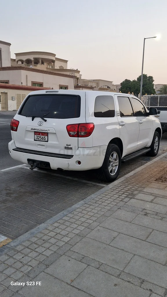 تويوتا سيكويا 2012 بسعر 33,000 دولارًا أمريكيًا63137336065281113