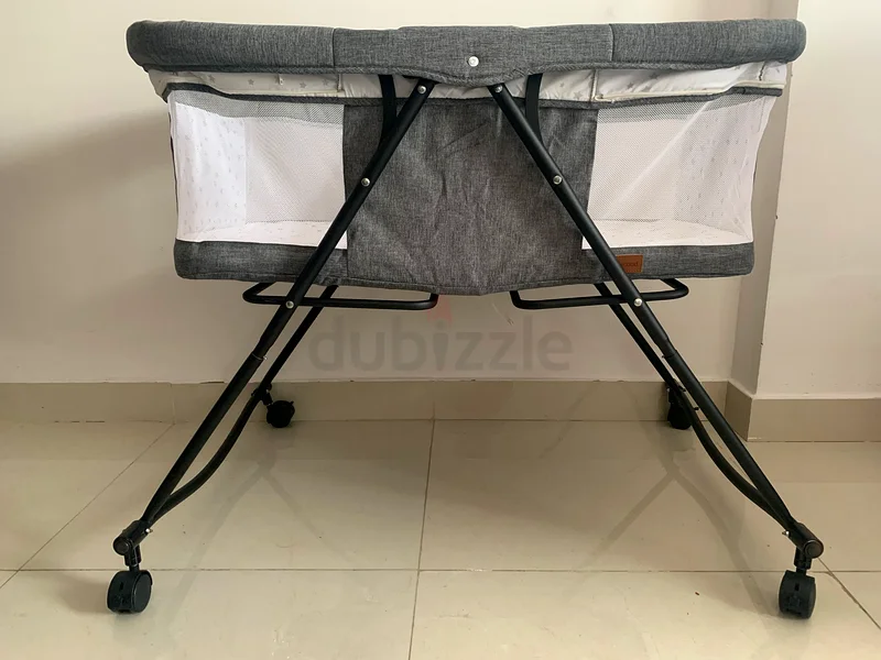 Cozy Baby Bassinet with Convenient Wheels63205364184194113