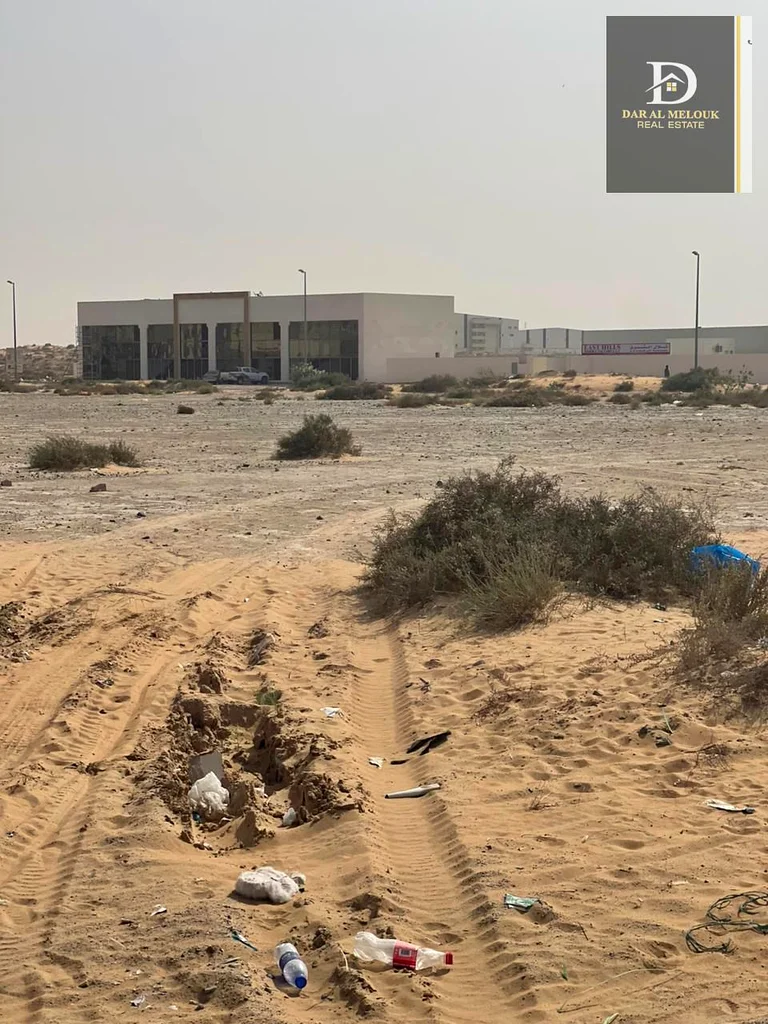 For sale in Sharjah, Al Sajaa area (Al Hanou Al Jalil)  Land area 13870 feet  Ground and mezzanine permi63195065660161112