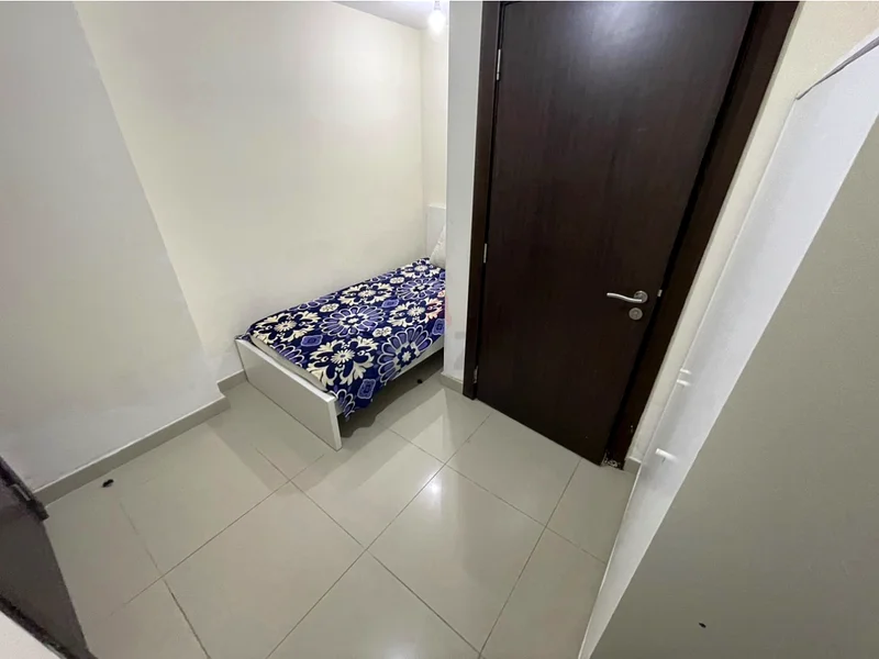 غرفة مع حمام داخلي63144878427651114