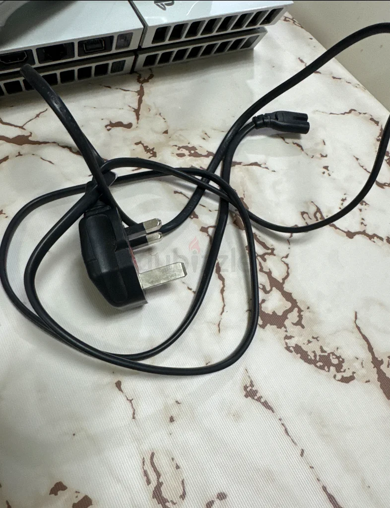 وحدة تحكم PS4 مع حزمة من 9 ألعاب63174327282818111