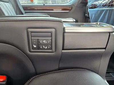 2025 Toyota GRANVIA 照片 14