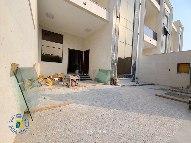 For sale in Al Tallah area, Ajman, a super deluxe villa, 5 rooms with a roof, including AC, behind63255516418690111