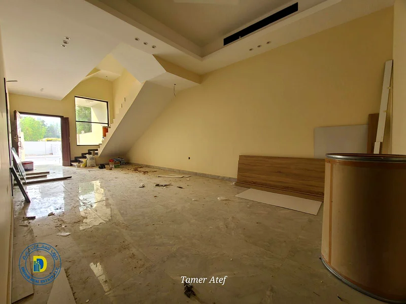 For sale in Al Tallah area, Ajman, a super deluxe villa, 5 rooms with a roof, including AC, behind63255516418690113