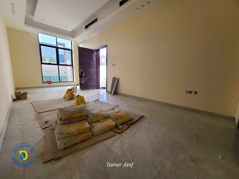 For sale in Al Tallah area, Ajman, a super deluxe villa, 5 rooms with a roof, including AC, behind63255516418690114