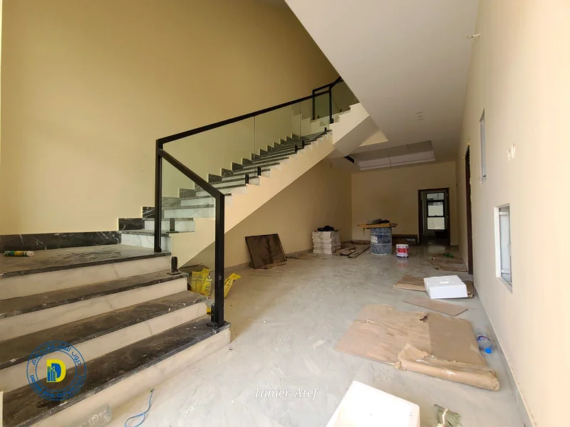 For sale in Al Tallah area, Ajman, a super deluxe villa, 5 rooms with a roof, including AC, behind63255516418690112