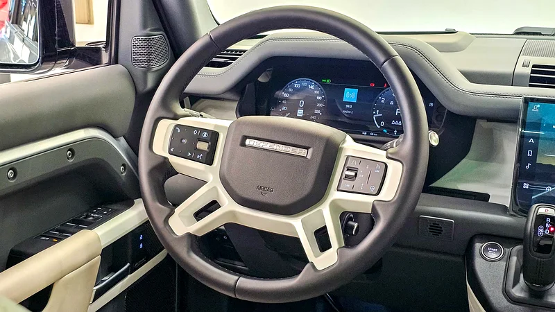 ديفندر - 110 SE - V8 P-500 - 2024 - وثيقة نظيفة - لون فضي - 1,700 كم - المواصفات الكندية63226742683522113