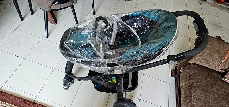 متوفر للبيع عربة أنيقة ومريحة مع سرير صغير ومقعد سيارة.63198144379011112