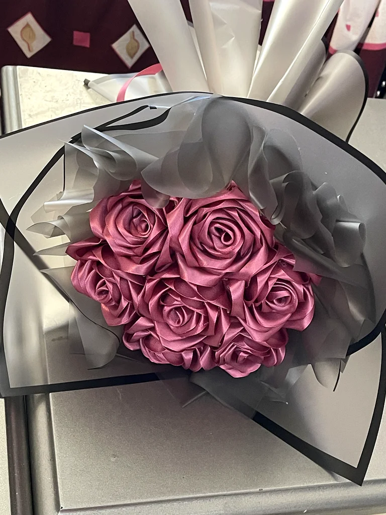 باقة ورد حريرية مصنوعة يدويًا وبشكل أنيق63171315832835113