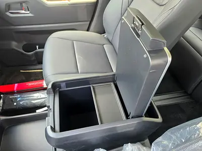2025 Toyota GRANVIA 照片 10