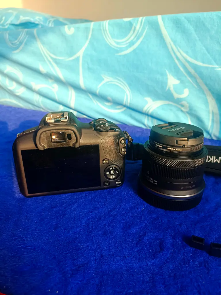Canon mirrorless r100 with Prime Lens - Perfect for Photography Enthusiasts