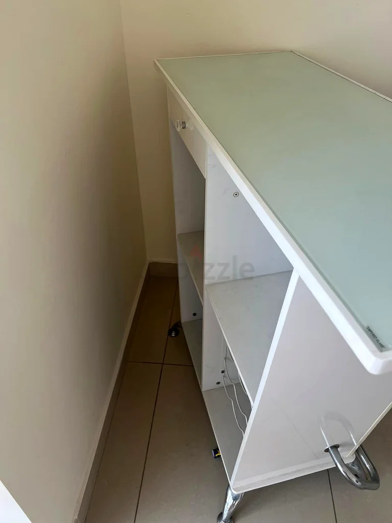 طاولة بار عصرية وأنيقة مع كراسي لمساحات أنيقة63219818414979111