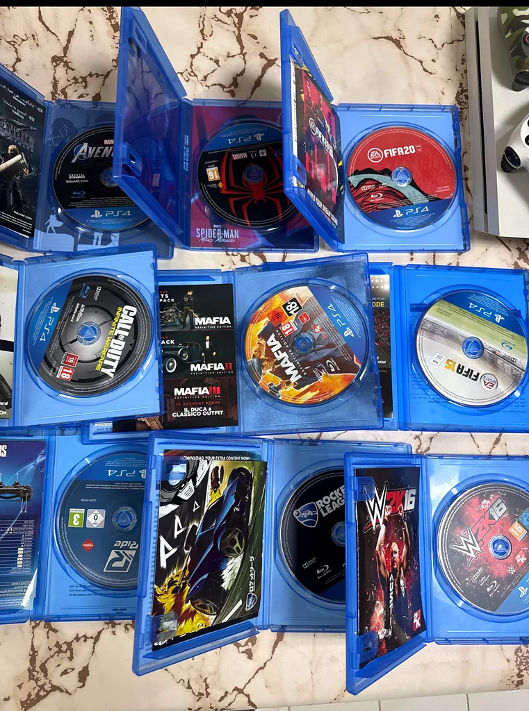 وحدة تحكم PS4 مع حزمة من 9 ألعاب63174327282818113