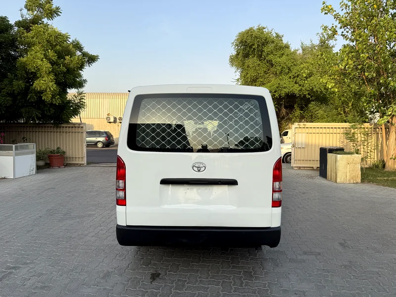 Toyota hiace delivery cargo van . Model 2013 . Gcc .excellent condition.63148169085826112