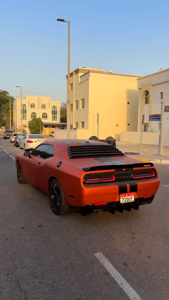 Dodge Challenger sxt Clean as new (Negotiable)63156540636161113