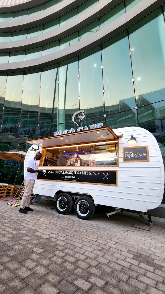 Cafe and three food trucks with trade license for sale631675756596501117