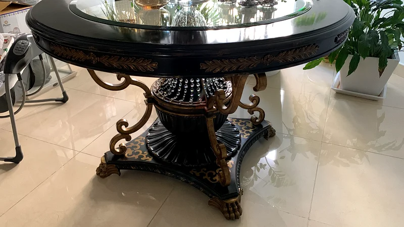 Elegant Glass-Top Round Entryway Table with Intricate Detailing63211915768705113